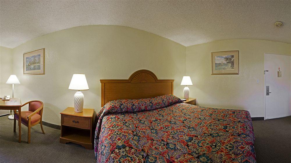 Super 8 By Wyndham Oceanside Marty'S Valley Inn Kültér fotó