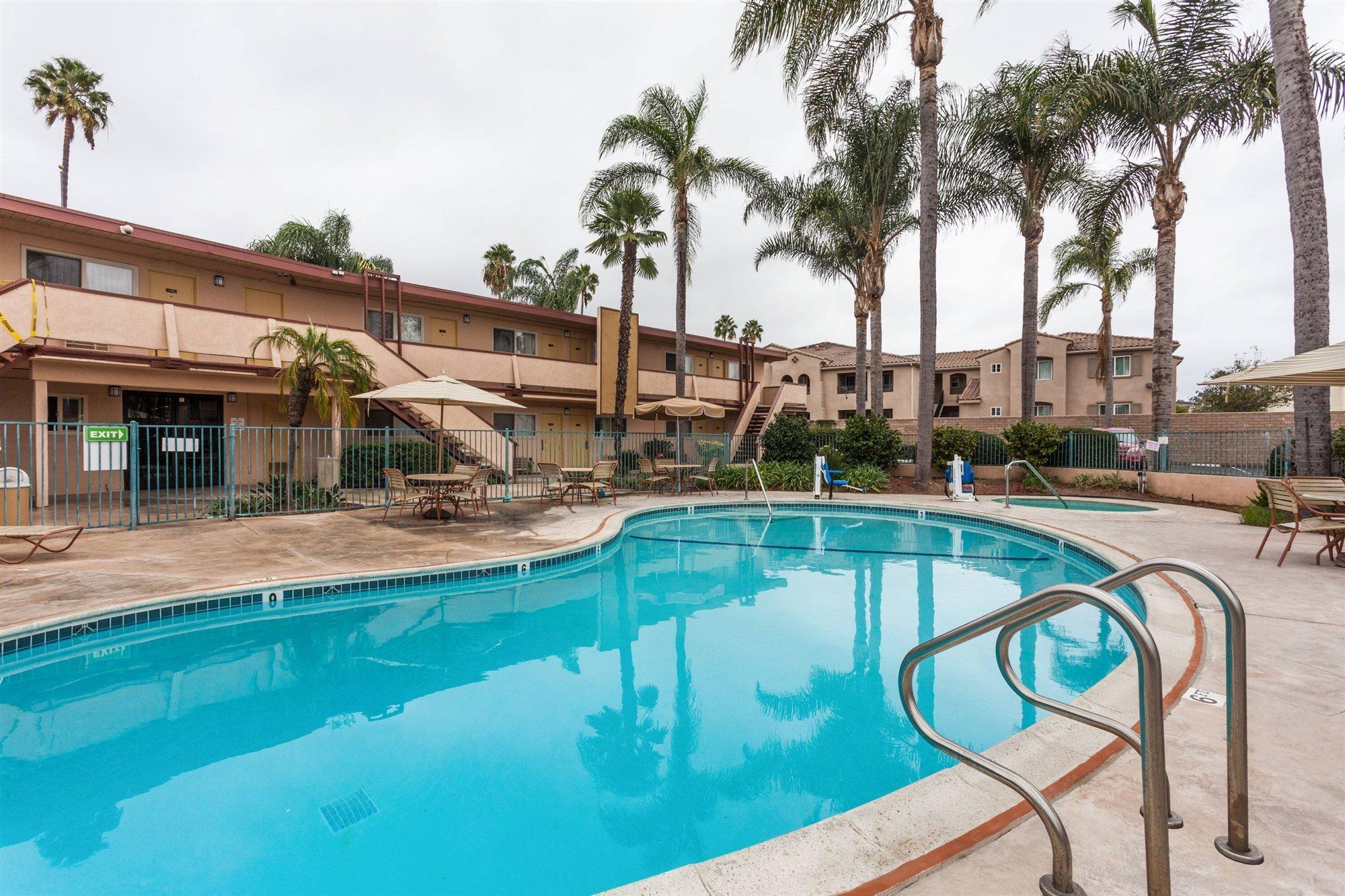 Super 8 By Wyndham Oceanside Marty'S Valley Inn Kültér fotó