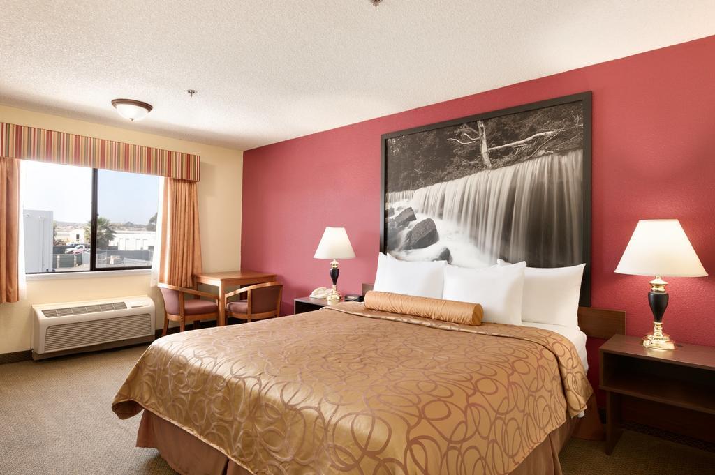 Super 8 By Wyndham Oceanside Marty'S Valley Inn Kültér fotó