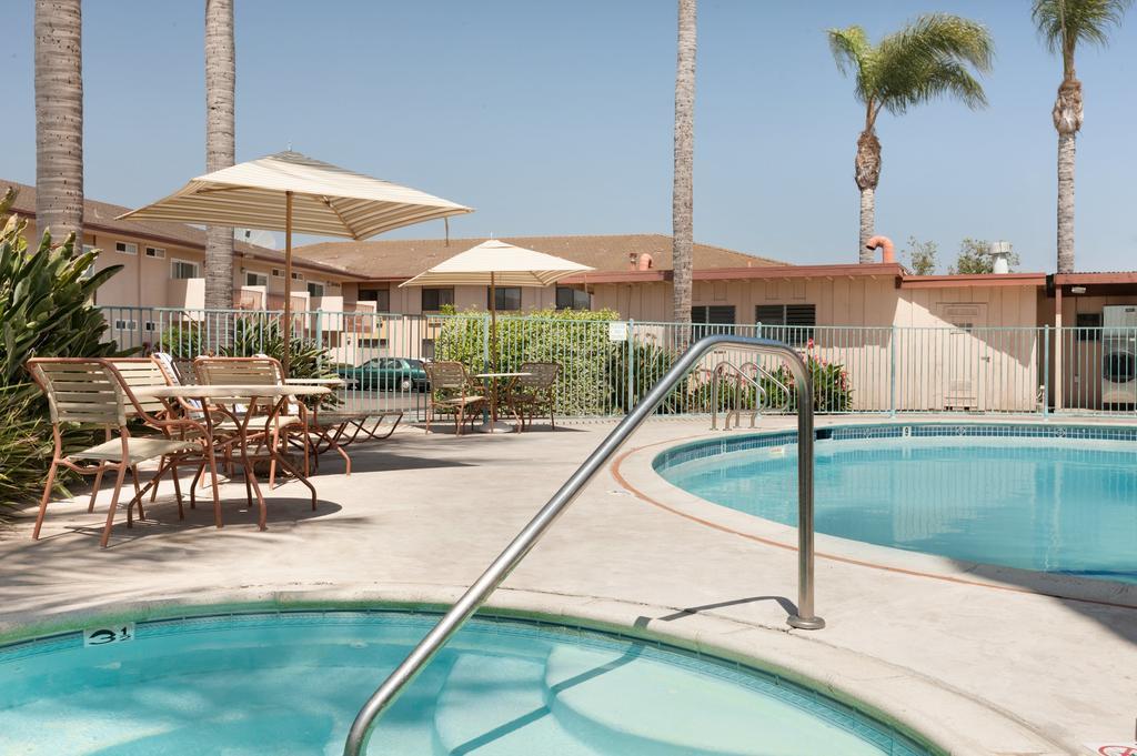 Super 8 By Wyndham Oceanside Marty'S Valley Inn Kültér fotó