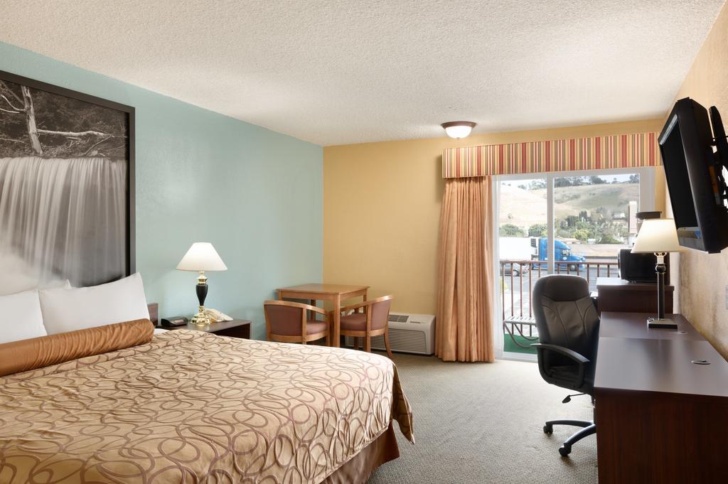 Super 8 By Wyndham Oceanside Marty'S Valley Inn Szoba fotó