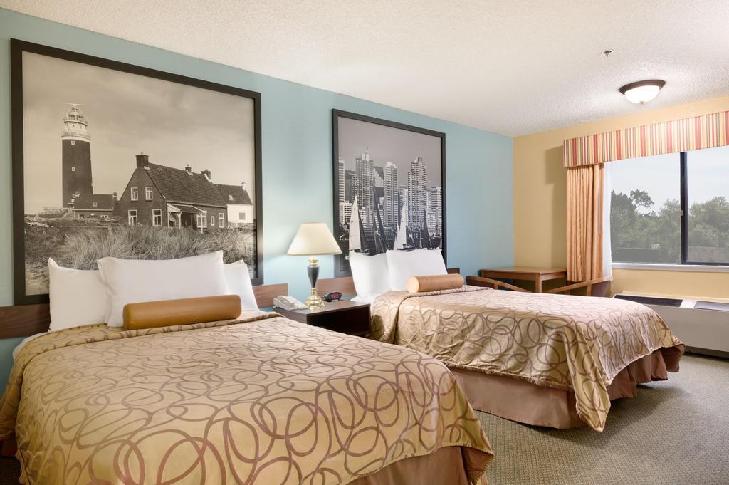 Super 8 By Wyndham Oceanside Marty'S Valley Inn Szoba fotó