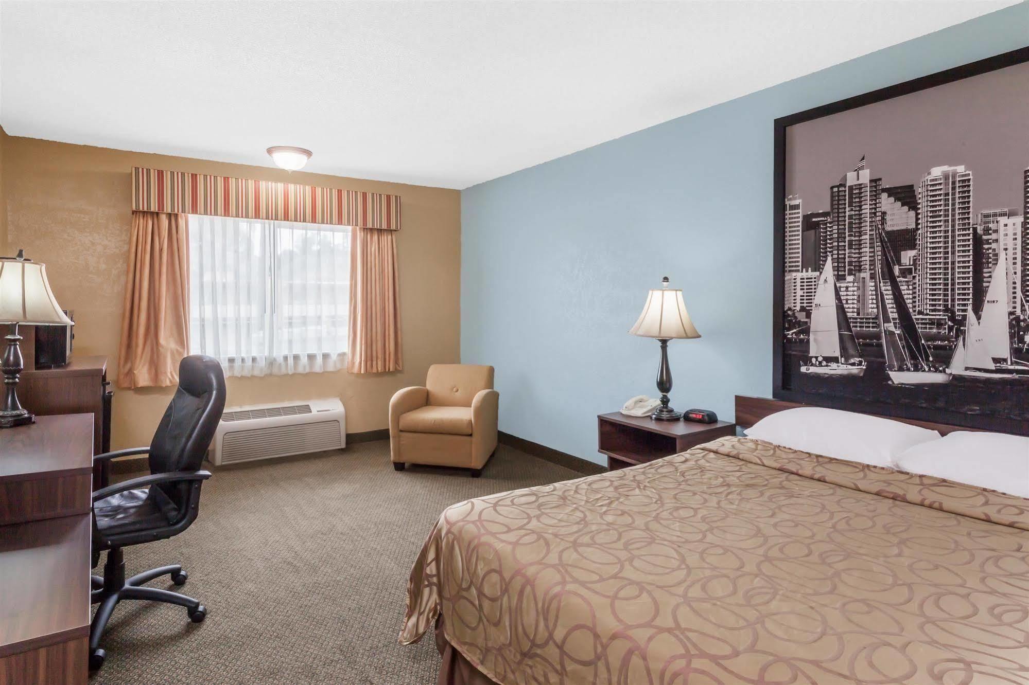 Super 8 By Wyndham Oceanside Marty'S Valley Inn Kültér fotó