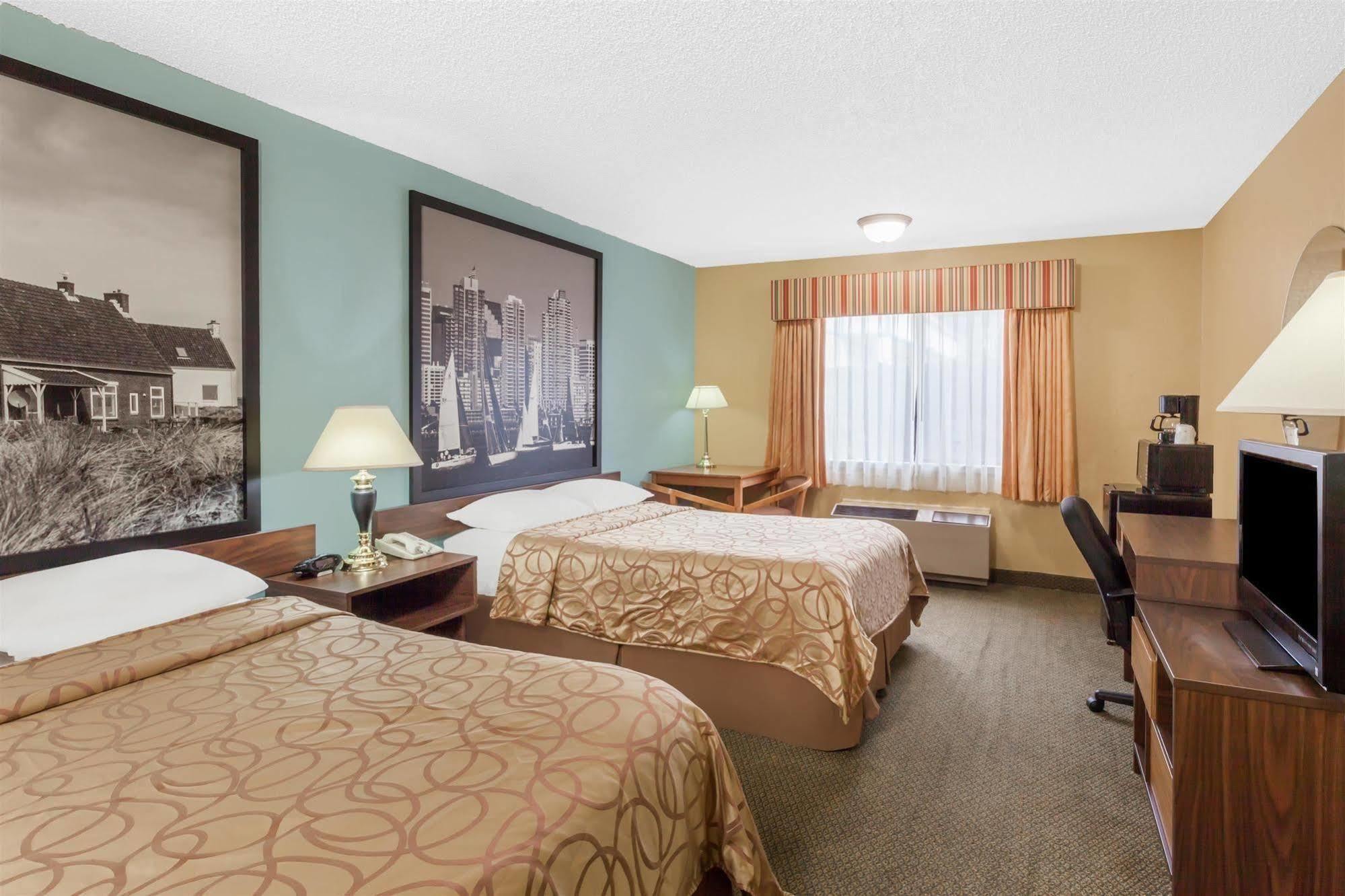 Super 8 By Wyndham Oceanside Marty'S Valley Inn Kültér fotó