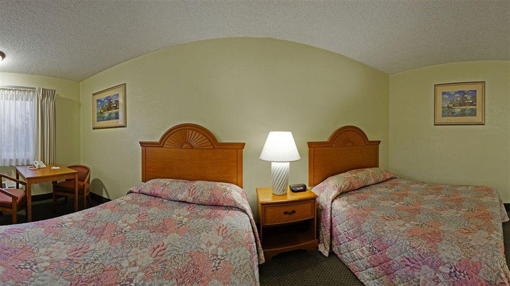 Super 8 By Wyndham Oceanside Marty'S Valley Inn Kültér fotó